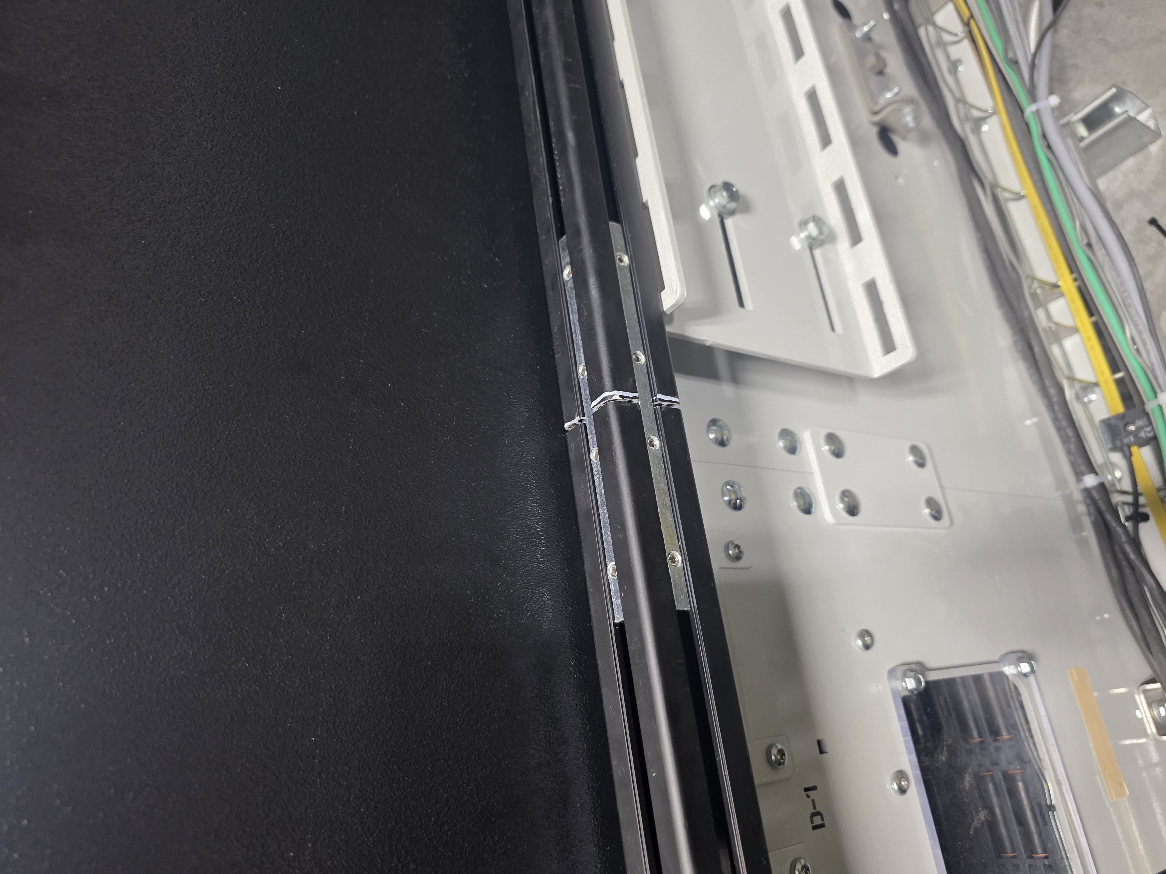 Linear connector joining extrusion sections